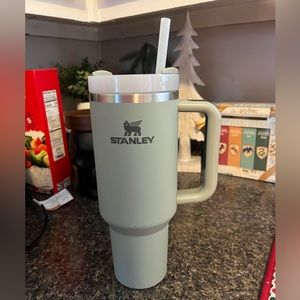 Stanley The Quencher H2.0 FlowState Tumbler (soft matte) 40 oz— Bayleaf color